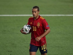 Thiago Alcantara yang baru pensiun tahun lalu tercatat 46 kali memperkuat Timnas Spanyol. Namun ayahnya, Mazinho, berhasil memenangi Piala Dunia 1994 bersama Brasil. Foto: Getty Images/Gonzalo Arroyo Moreno