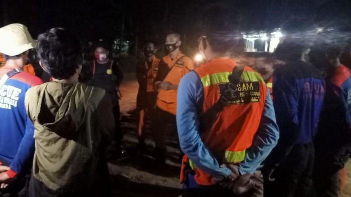 Tim Basarnas saat persiapan berangkat menuju lokasi hilangnya nenek Sewa di area tambang.