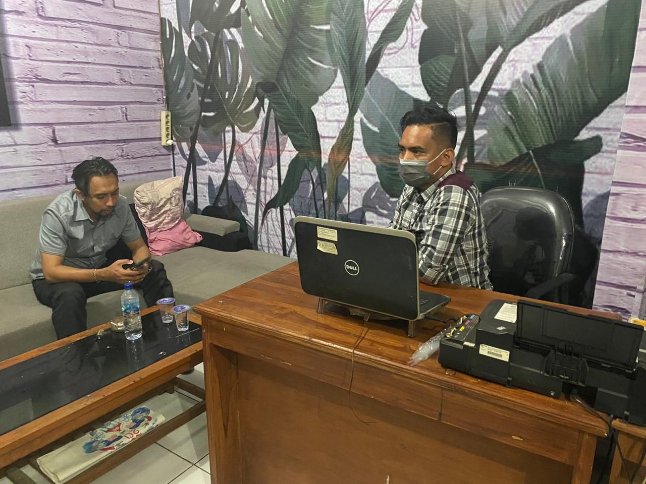 Tim Dit Tipid Siber Bareskrim saat melakukan pendalaman kasus ini di Subang, Jawa Barat