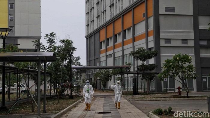 Tower 5 Wisma Atlet Jakarta Siap Digunakan untuk Pasien COVID-19 Wisma Atlet Kemayoran dialihfungsikan jadi rumah sakit darurat pasien COVID-19. Guna tangani kasus COVID-19 di Ibu Kota tower 5 Wisma Atlet pun siap beroperasi.