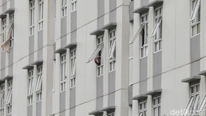 Tower 5 Wisma Atlet Jakarta Siap Digunakan untuk Pasien COVID-19 Wisma Atlet Kemayoran dialihfungsikan jadi rumah sakit darurat pasien COVID-19. Guna tangani kasus COVID-19 di Ibu Kota tower 5 Wisma Atlet pun siap beroperasi.