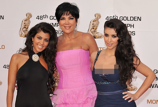 Kris Jenner tampil bersama kedua putrinya, Kourtney dan Kim, di acara penghargaan Golden Nymph 2008 di Minte Carlo, Monaco. Foto: Getty Images