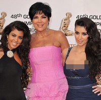 Kris Jenner tampil bersama kedua putrinya, Kourtney dan Kim, di acara penghargaan Golden Nymph 2008 di Minte Carlo, Monaco. Foto: Getty Images