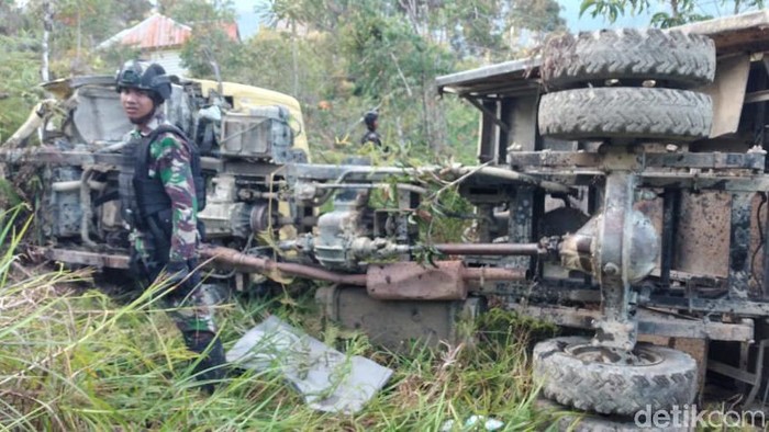 Truk yang mengangkut pasukan Yonif Raider 400/BR mengalami kecelakaan di Intan Jaya (dok Kogabwilhan III)