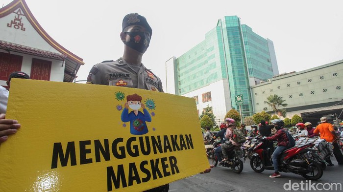 Sinergi TNI Polri terus berupaya melakukan pencegahan COVID-19 dengan membagikan masker, sembako hingga rompi di kawasan Pasar Tanah Abang, Jakarta.