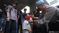 Petugas Kepolisian membagikan masker di Pasar Tanah Abang, Jakarta (11/9/2020).