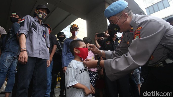 Upaya Menekan Penyebaran COVID-19 Terus Digenjot Sinergi TNI Polri terus berupaya melakukan pencegahan COVID-19 dengan membagikan masker, sembako hingga rompi di kawasan Pasar Tanah Abang, Jakarta.