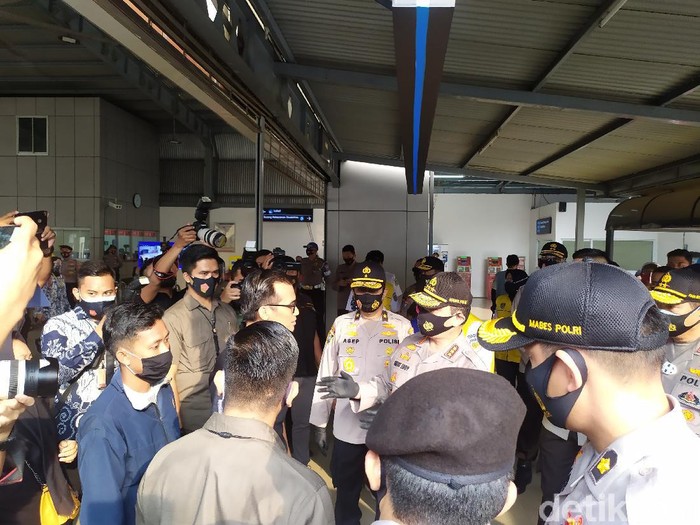 Wakapolri Komjen Gatot Eddy di Stasiun Tanah Abang, Jakarta.