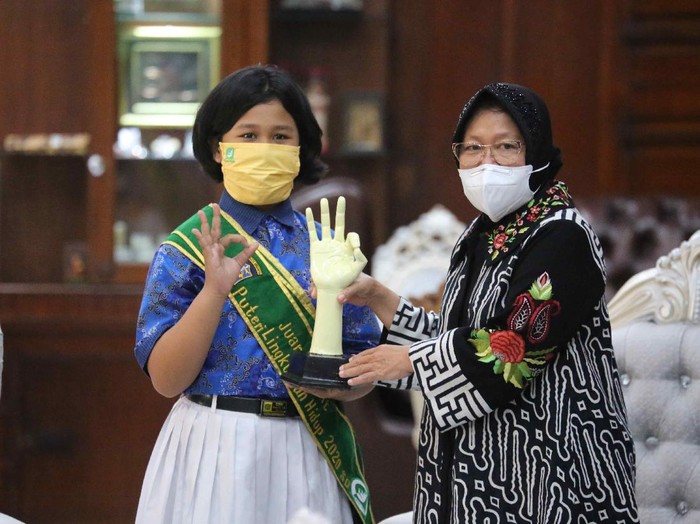 Wali Kota Surabaya Tri Rismaharini memberikan hadiah kepada para pemenang Pangeran dan Puteri Lingkungan Hidup 2020. Ia yakin, upaya yang dilakukan anak-anak ini bisa menyelamatkan bumi dari kehancuran.