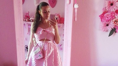 Kisah Wanita yang Gila Warna Pink, Cuma Pakai Baju Pink Selama 13 Tahun