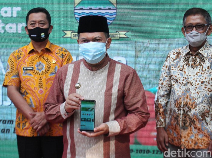 Pemerintah Kota Bandung meluncurkan aplikasi Pasar Pintar. Aplikasi tersebut dibuat untuk memberi kemudahan warga untuk berbelanja kebutuhan pokok di tengah pandemi COVID-19.