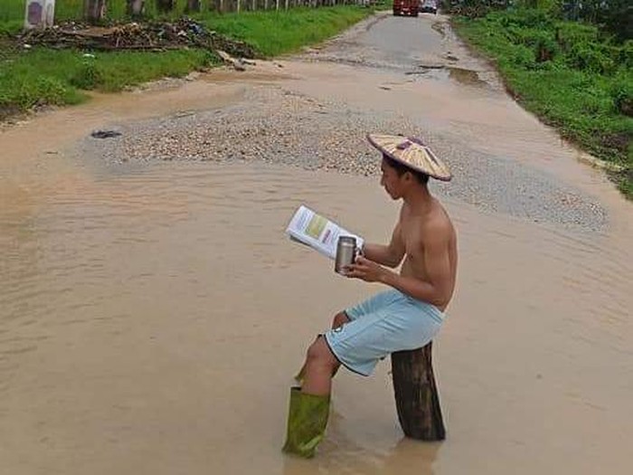 Aksi warga di Sultra protes jalan rusak dengan menjadikannya lokasi ngopi dan bercocok tanam