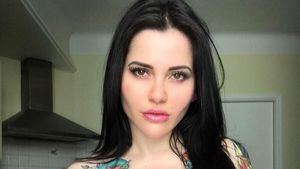Model Cantik Putuskan Tatoan di Seluruh Tubuh Setelah Disebut Mirip Megan Fox