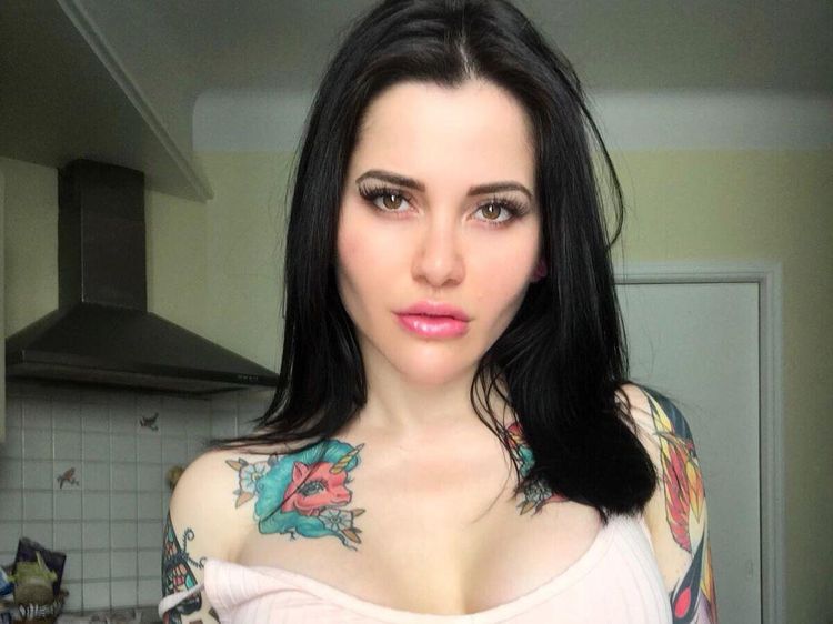 Model Cantik Putuskan Tatoan di Seluruh Tubuh Setelah Disebut Mirip Megan Fox