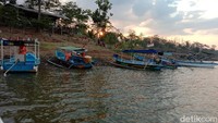 Objek wisata perahu di Bendungan Logung turut Desa Kandangmas Kecamatan Dawe, Kudus, Jawa Tengah menjadi pilihan di akhir pekan. Apalagi, di sana bisa menikmati keindahan pegunungan Muria dari atas perahu.