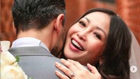 Chef Marinka tampak bahagia. Ia memajang momen pernikahannya dan cincin tanda pengikat perkawinan di jari manis. (dok. @jeffma_ @jeffmaphotography )