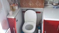 Keterbatasan ruang menjadikan dapur ini jadi satu dengan toilet. Agak bingung ya kalau sedang masak tetapi ada anggota keluarga yang mendadak ingin buang air. Hii jijik! Foto: 1cak.com