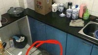 Entah siapa yang mendesain area dapur ini. Sebuah kloset terlihat ada di tengah dapur. Selain mengganggu pemandangan, kloset ini pastinya berbahaya. Foto: 1cak.com