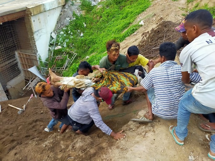 Dua pekerja bangunan tertimbun longsor di Ubud, Bali
