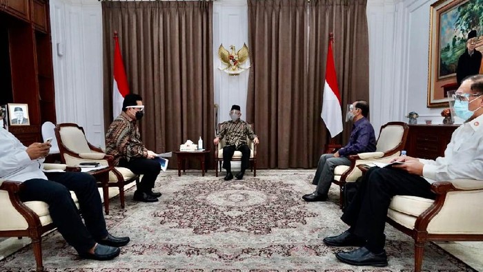 Erick Thohir Lapor ke Maruf Amin Tentang Vaksin Halal