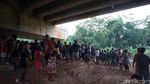 Evakuasi Mayat di Kolong Jembatan Tol Batang jadi Tontonan Warga