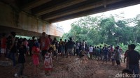Lokasi temuan mayat pria tanpa identitas dengan kondisi membusuk itu berada di Desa Sawahjoho, Kecamatan Warungasem, Batang. Tepatnya berada persis di semak-semak bawah jembatan Tol Pemalang-Batang di KM 343 pada Jalur A. alur A ini merupakan ruas jalan tol dari arah barat ke timur atau dari arah Jakarta menuju ke arah Semarang.
