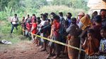 Evakuasi Mayat di Kolong Jembatan Tol Batang jadi Tontonan Warga