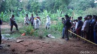 Kendati jenazah telah dievakuasi, tapi bau menyengat masih tercium di sekitar lokasi yang tidak jauh dari permukiman warga itu. Lokasi juga dekat dengan jalan desa setempat.