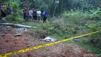 Seorang warga lainnya, Hasanudin (48), area tersebut memang sering dilalui warga. Dia mengaku sering melintas di dekat lokasi itu dan sempat mencium bau busuk sebelum mayat itu ditemukan.