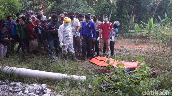 Evakuasi Mayat di Kolong Jembatan Tol Batang jadi Tontonan Warga Sesosok mayat pria tanpa identitas, ditemukan di bawah jembatan Tol Pemalang-Batang kemarin sore. Proses evakuasi jadi tontonan warga.
