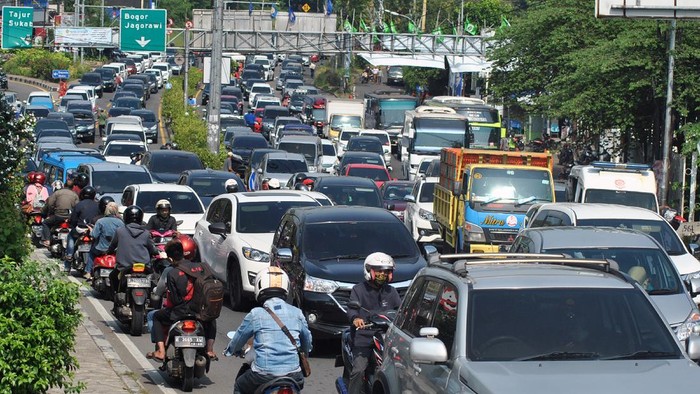 Sejumlah kendaraan memadati jalur Puncak di Simpang Gadog, Kabupaten Bogor, Jawa Barat, Sabtu (12/9/2020). Jelang Pembatasan Sosial Berskala Besar (PSBB) total di wilayah Jakarta, arus lalu lintas kendaraan di jalur wisata Puncak, Bogor mengalami kepadatan di akhir pekan sehingga Satlantas Polres Bogor menerapkan sistem satu arah untuk mengurai kepadatan di jalur tersebut. ANTARA FOTO/Arif Firmansyah/hp.