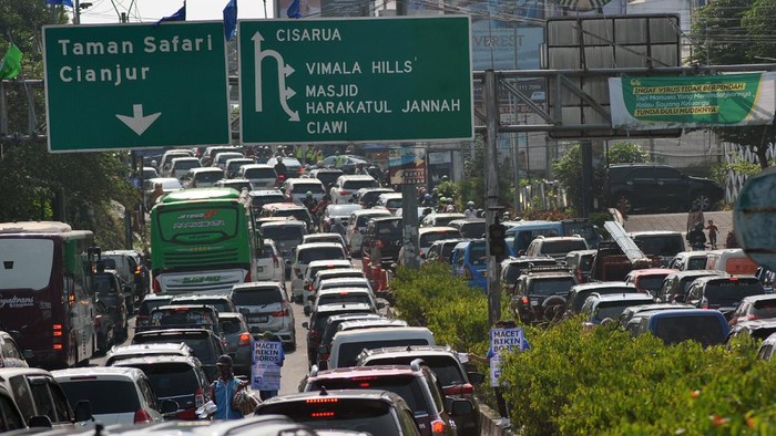 JALUR PUNCAK BOGOR PADAT JELANG PSBB TOTAL DI JAKARTA Sejumlah kendaraan memadati jalur Puncak di Simpang Gadog, Kabupaten Bogor, Jawa Barat, Sabtu (12/9/2020). Jelang Pembatasan Sosial Berskala Besar (PSBB) total di wilayah Jakarta, arus lalu lintas kendaraan di jalur wisata Puncak, Bogor mengalami kepadatan di akhir pekan sehingga Satlantas Polres Bogor menerapkan sistem satu arah untuk mengurai kepadatan di jalur tersebut. ANTARA FOTO/Arif Firmansyah/hp.
