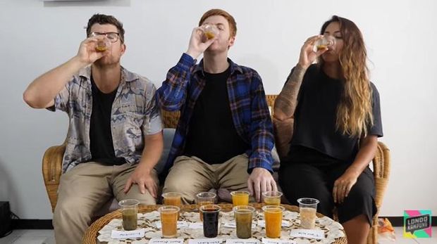 Orang Asing Coba Minum Jamu