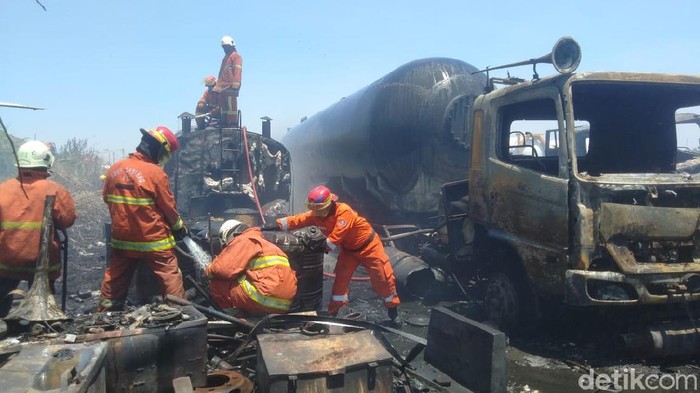 kebakaran ilalang merembet ke lahan parkir menghanguskan truk