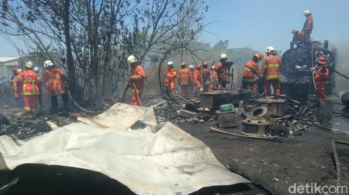 kebakaran ilalang merembet ke lahan parkir menghanguskan truk