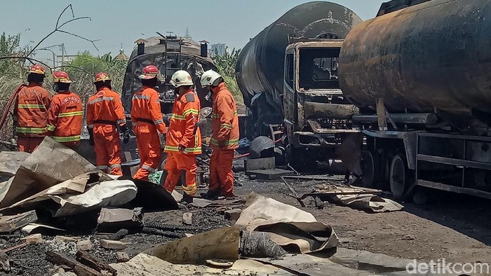 kebakaran ilalang merembet ke lahan parkir menghanguskan truk