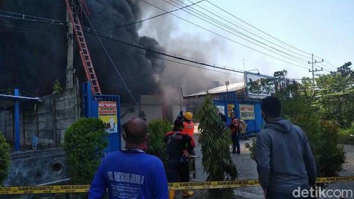 Kebakaran pabrik spare part motor di Lamongan