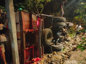 Kecelakaan Beruntun Libatkan Tiga Kendaraan di Madiun, Truk Muat Sapi Terguling