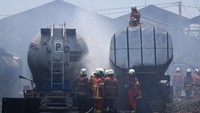 Kebakaran diduga berawal dari kebakaran alang-alang yang merembet serta membakar lima truk tangki tersebut.