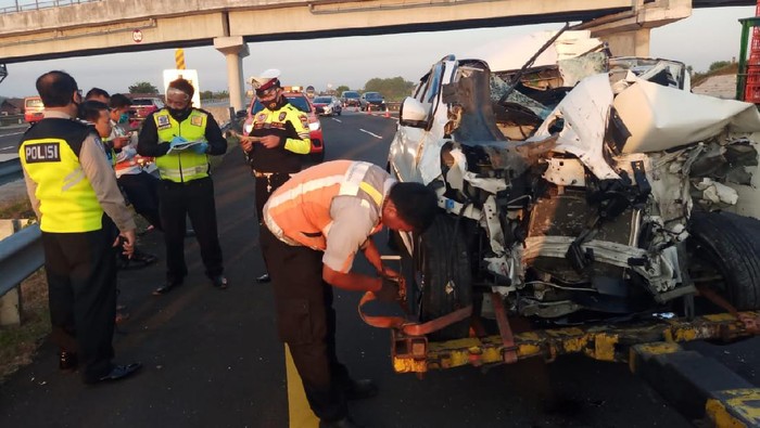 Mobil MPV Tabrak Truk Hingga Ringsek di Tol Jombang, Pengemudi Selamat