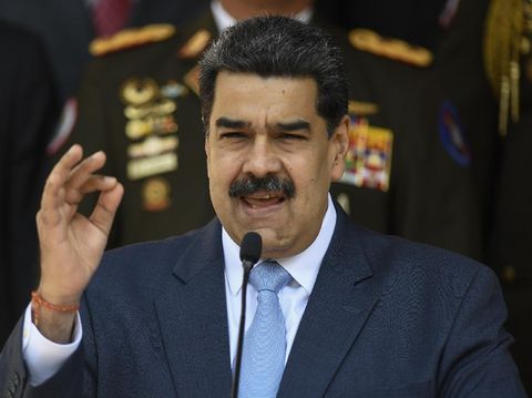 ARCHIVO - En esta fotografía de archivo del 12 de marzo de 2020, el presidente venezolano, Nicolás Maduro, habla en el palacio presidencial de Miraflores en Caracas, Venezuela.  La administración Trump rechazó a Maduro el martes 2 de septiembre de 2020, diciendo que no merece elogios por liberar a algunos presos políticos antes de las elecciones al Congreso, cuando muchos otros siguen encarcelados injustamente.  (Foto AP/Matías Delacroix, archivo)