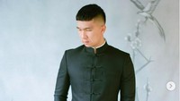 Indra pun tampak gagah dengan setelan cheongsam hitam. (dok.Instagram Nikita Willy)