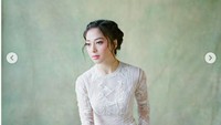 Nikita Willy tampil cantik menawan dengan gaun putih karya Hian Tjen dengan detail sempurna. (dok.Instagram Nikita Willy)