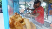 Warung odading yang dipromosikan itu dikenal dengan nama Odading Mang Sholeh yang lokasinya berada di Jalan Baranangsiang tepatnya di dekat Gedung Kesenian Rumentang Siang, Bandung. Foto: dok. detikFood / Siti Fatimah