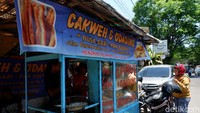 Belakangan ini kue odading khas Bandung jadi perbincangan publik, setelah viralnya sebuah video seorang pria yang mempromosikan odading dari sebuah warung. Foto: dok. detikFood / Siti Fatimah