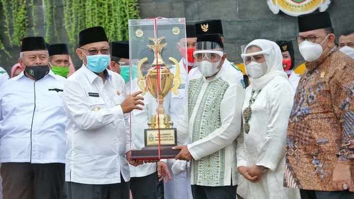Plt Walkot Medan Akhyar saat menerima piala juara umum MTQ Sumut (dok. Humas Pemko Medan)