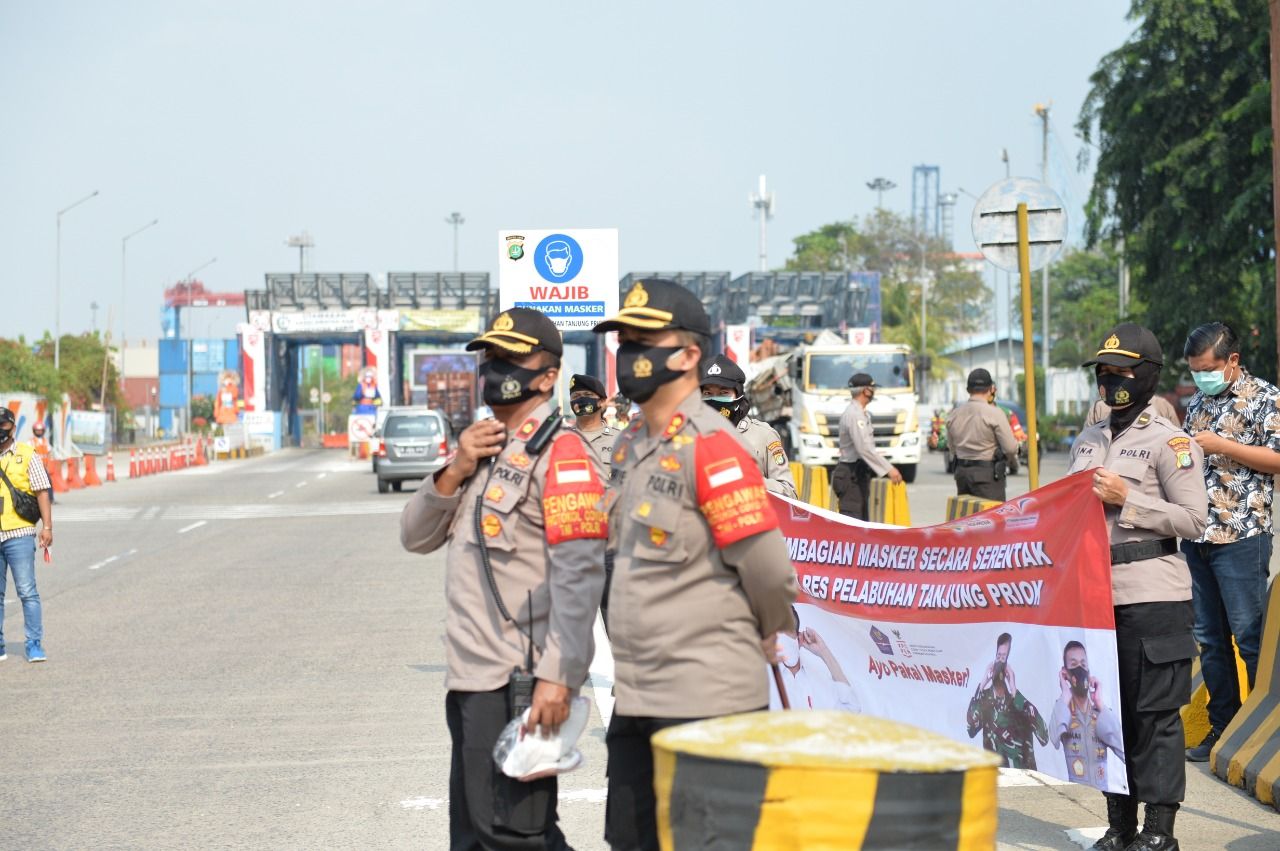 Polres Pelabuhan Tanjung Priok Bagi-bagi Masker. (Dok Istimewa)