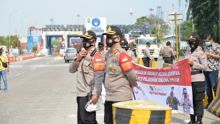 Polres Pelabuhan Tanjung Priok Bagi-bagi Masker. (Dok Istimewa)