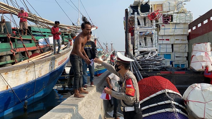 Polres Pelabuhan Tj Priok bagi-bagi masker. (Dok Istimewa)