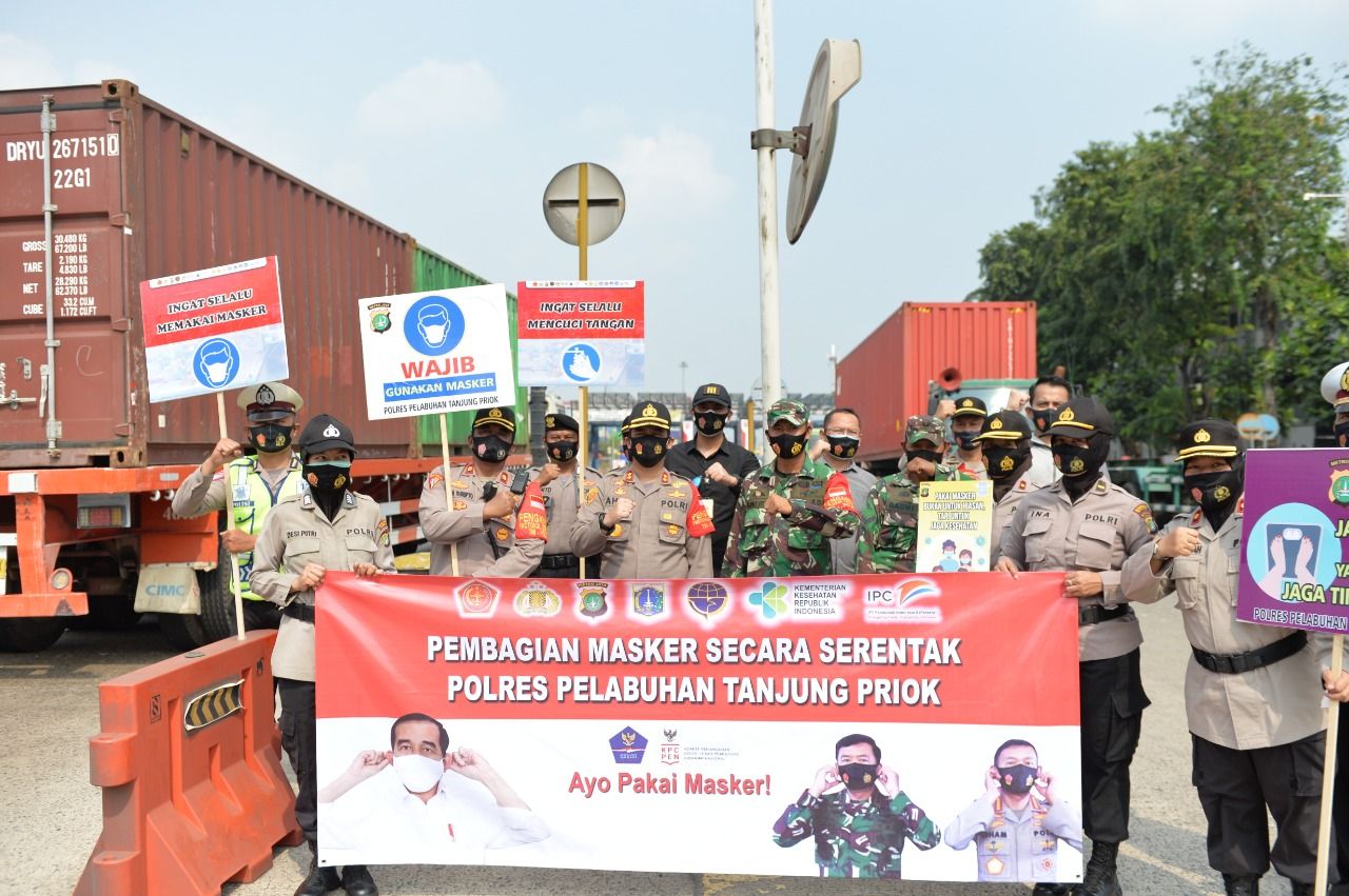 Polres Pelabuhan Tj Priok bagi-bagi masker. (Dok Istimewa)